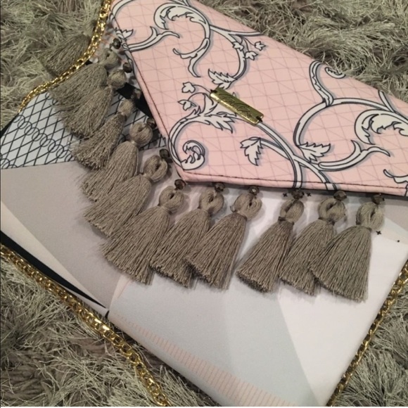 Edgy Clutch